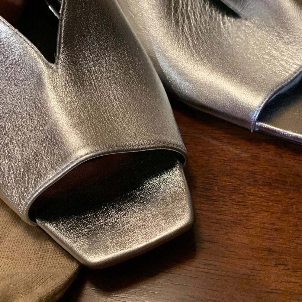 Brand new, rare,authentic ,real leather silver  Gucci shoes,made in Italy,size 7 - Picture 14 of 17